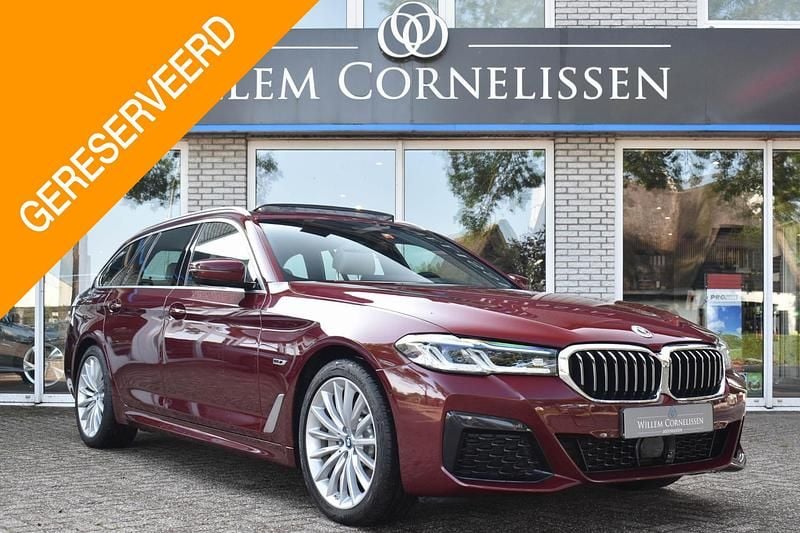 Rood Gebruikt 2022 BMW 530e Comfort Edition Stationwagen | € 48.950 (Iets duurder) - Afbeelding 1/4