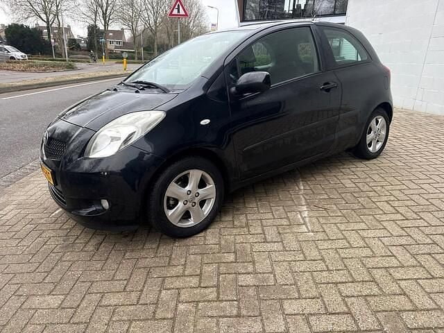 Zwart Gebruikt 2006 Toyota Yaris Luna Hatchback | € 2.799 (Goede deal) - Afbeelding 1/4