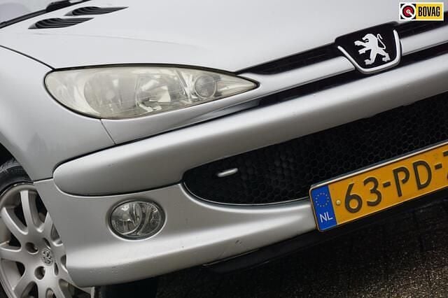 Grijs (metallic) Occasion 2004 Peugeot 206 CC Quiksilver Cabriolet | € 1.925 (Eerlijke prijs) - Afbeelding 1/4
