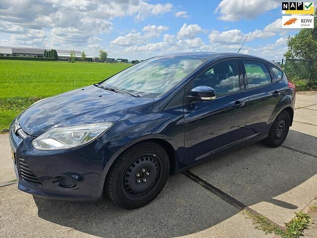 Blauw Occasion 2014 Ford Focus Hatchback | € 1.450 (Super prijs) - Afbeelding 1/4