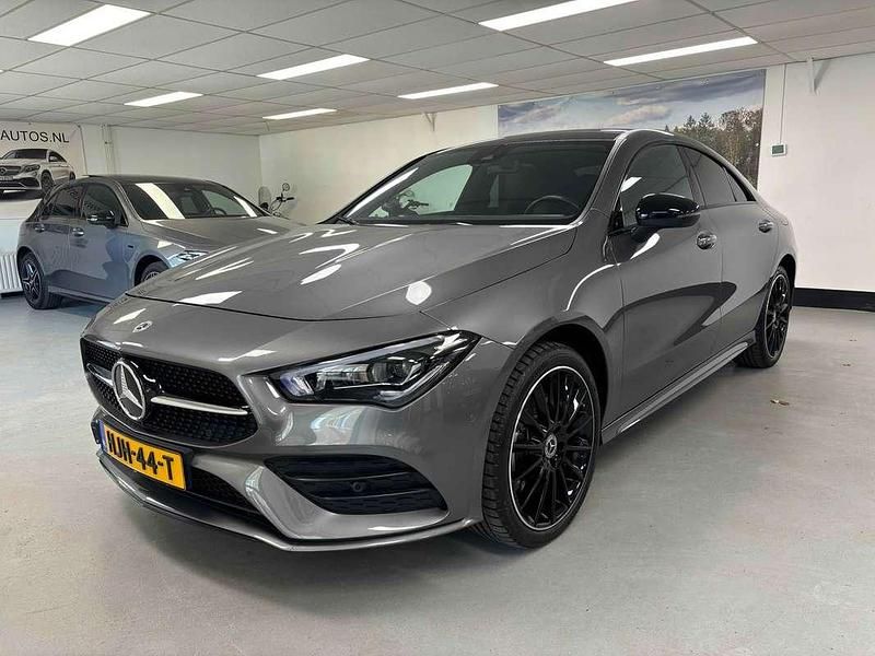 Grijs Gebruikt 2021 Mercedes CLA250e AMG Sedan | € 34.500 (Goede deal) - Afbeelding 1/4