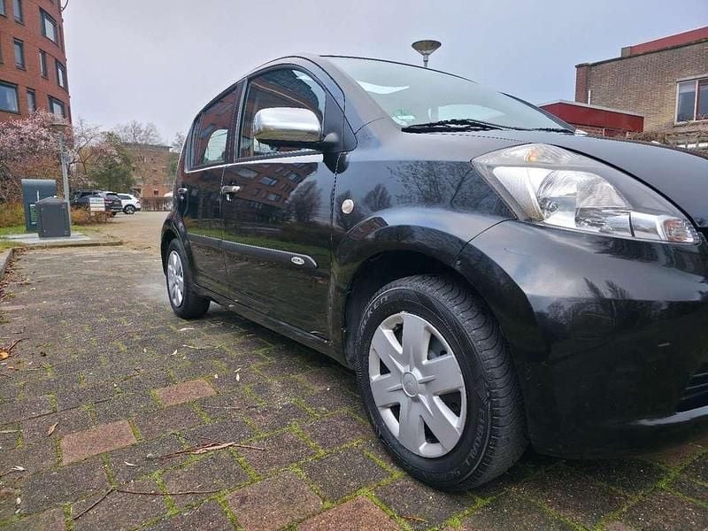 Occasion Daihatsu Sirion 69 PK (50 kW) 2007 Zwart Hatchback