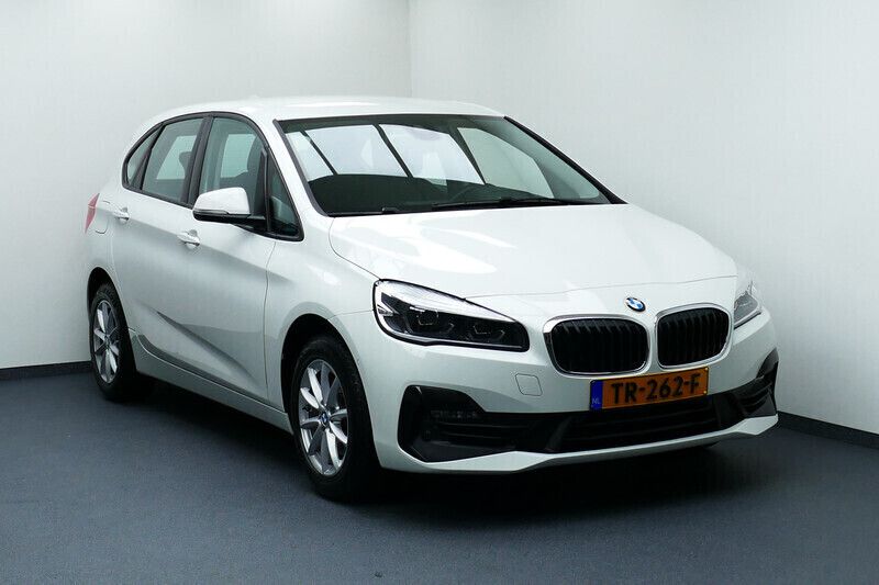 Wit Gebruikt 2018 BMW 218 Executive Stationwagen | € 17.444 (Duur) - Afbeelding 1/4