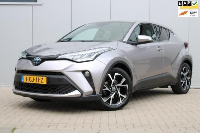 Grijs, metallic lak Gebruikt 2022 Toyota C-HR Team SUV | € 23.450 (Goede deal) - Afbeelding 1/4