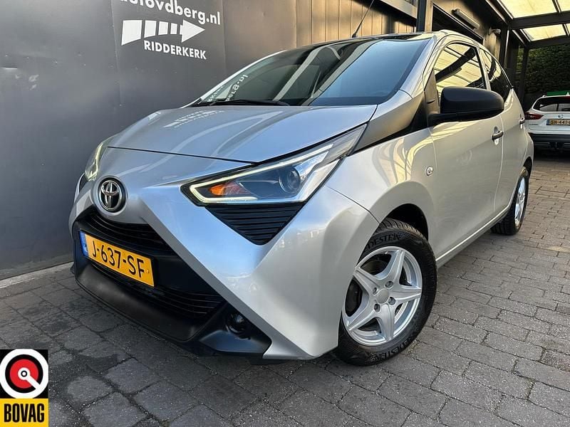 Grijs Gebruikt 2020 Toyota Aygo Hatchback | € 9.450 (Eerlijke prijs) - Afbeelding 1/4