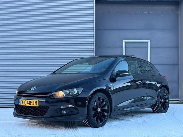 Zwart (metallic) Gebruikt 2013 VW Scirocco Life Coupé | € 8.999 (Eerlijke prijs) - Afbeelding 1/4