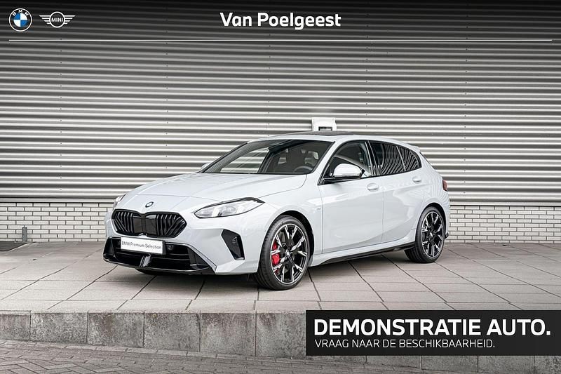 Saphirschwarz metallic (zwart metallic) Gebruikt 2025 BMW 123 M Sport Hatchback | € 62.068 - Afbeelding 1/4