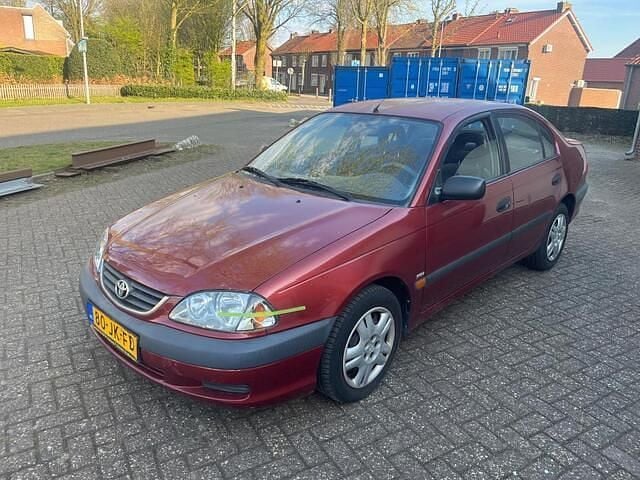 Rood Occasion 2002 Toyota Avensis Terra Sedan | € 1.350 - Afbeelding 1/4
