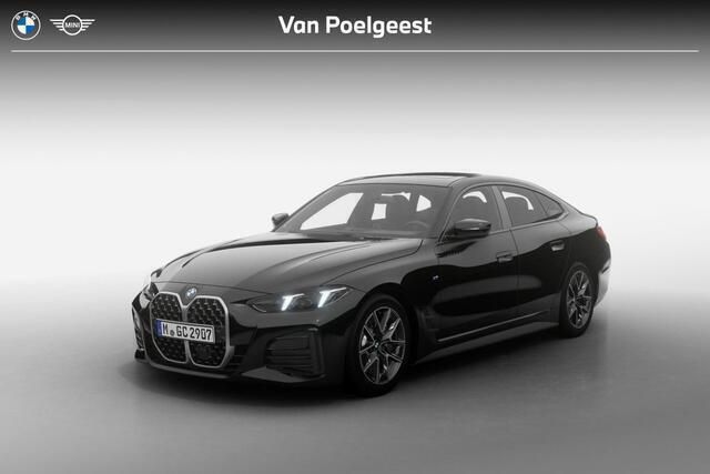 Saphirschwarz metallic (zwart metallic) Nieuw 2025 BMW 420 M Sport Coupé | € 73.812 (Super prijs) - Afbeelding 1/4