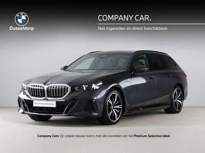 Grijs Gebruikt 2025 BMW 530e M Sport Stationwagen | € 69.950 - Afbeelding 1/4
