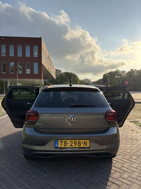 Grijs Gebruikt 2018 VW Polo Comfortline Hatchback | € 11.750 (Eerlijke prijs) - Afbeelding 1/4