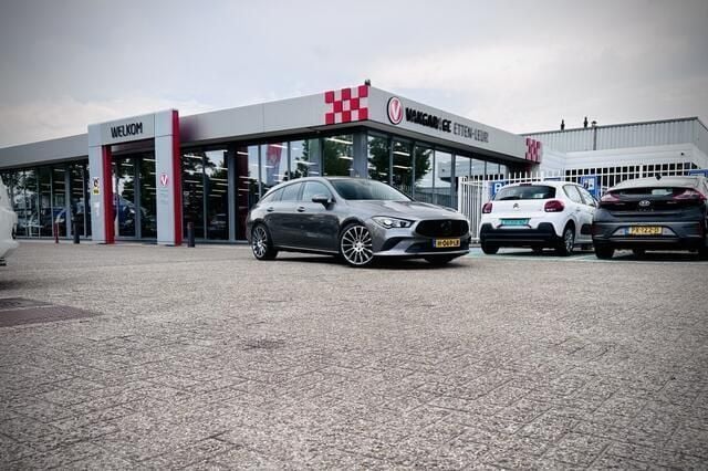 Grijs Gebruikt 2020 Mercedes CLA180 Advantage Sedan | € 27.485 (Eerlijke prijs) - Afbeelding 1/3