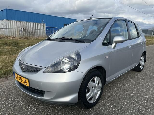 Grijs Gebruikt 2007 Honda Jazz Cool Hatchback | € 3.444 (Eerlijke prijs) - Afbeelding 1/4