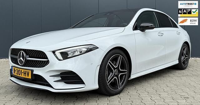 Wit Gebruikt 2022 Mercedes A180 AMG line Sedan | € 25.995 (Eerlijke prijs) - Afbeelding 1/4