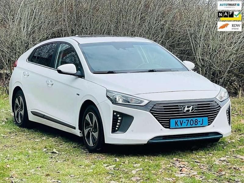 Wit Occasion 2017 Hyundai Ioniq Premium Hatchback | € 11.999 (Eerlijke prijs) - Afbeelding 1/4