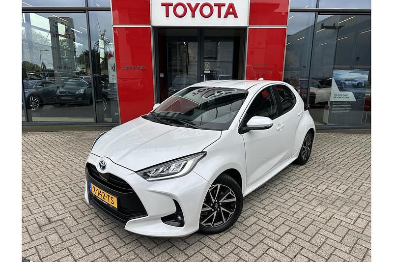 Wit Occasion 2024 Toyota Yaris Hybrid Hatchback | € 22.940 (Eerlijke prijs) - Afbeelding 1/1