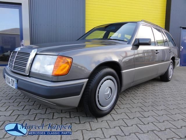 Grijs Gebruikt 1992 Mercedes E230 Stationwagen | € 32.900 - Afbeelding 1/4