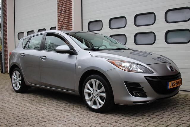 Grijs (metallic) Occasion 2011 Mazda 3 Active Plus Hatchback | € 9.500 (Eerlijke prijs) - Afbeelding 1/4