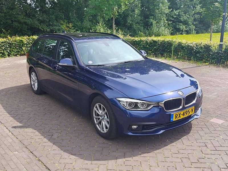 Blauw Occasion 2018 BMW 318 Executive Stationwagen | € 11.500 (Goede deal) - Afbeelding 1/4
