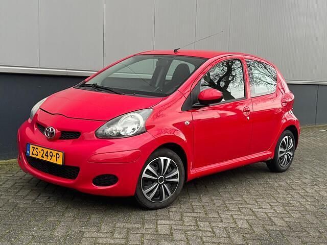 Occasion Toyota Aygo 68 PK (50 kW) 2008 Rood Hatchback