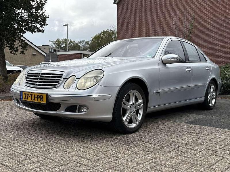 Grijs Gebruikt 2005 Mercedes E350 Classic Sedan | € 5.500 (Goede deal) - Afbeelding 1/4