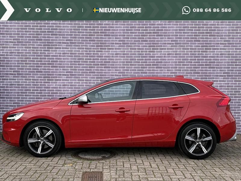 Rood Gebruikt 2020 Volvo V40 Stationwagen | € 23.899 (Iets duurder) - Afbeelding 1/4