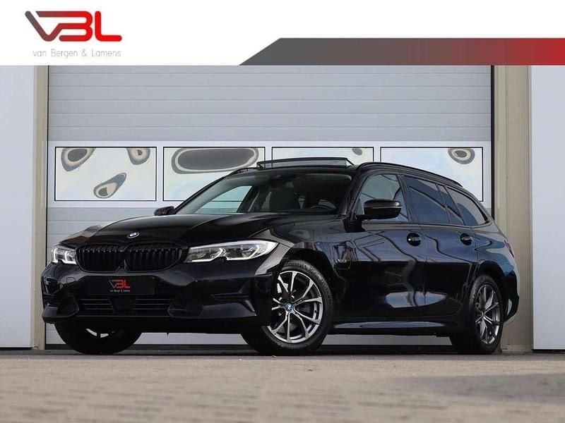 Zwart (metallic) Gebruikt 2022 BMW 320e Executive Stationwagen | € 27.740 (Goede deal) - Afbeelding 1/4