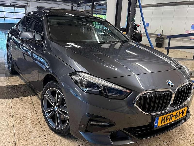 Grijs Gebruikt 2020 BMW 218 Sedan | € 21.950 (Super prijs) - Afbeelding 1/4