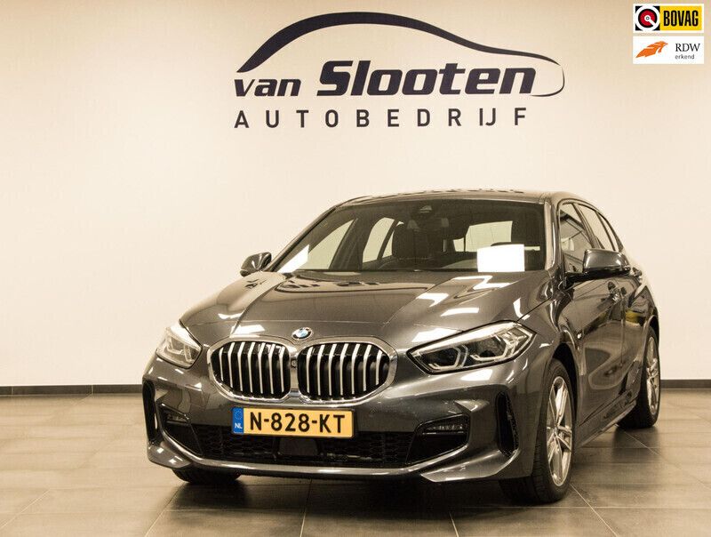 Grijs, metallic lak Gebruikt 2021 BMW 118 Executive Hatchback | € 25.950 (Eerlijke prijs) - Afbeelding 1/4