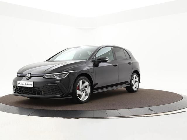 Zwart, metallic lak Gebruikt 2023 VW Golf VIII GTE Hatchback | € 31.740 (Eerlijke prijs) - Afbeelding 1/4