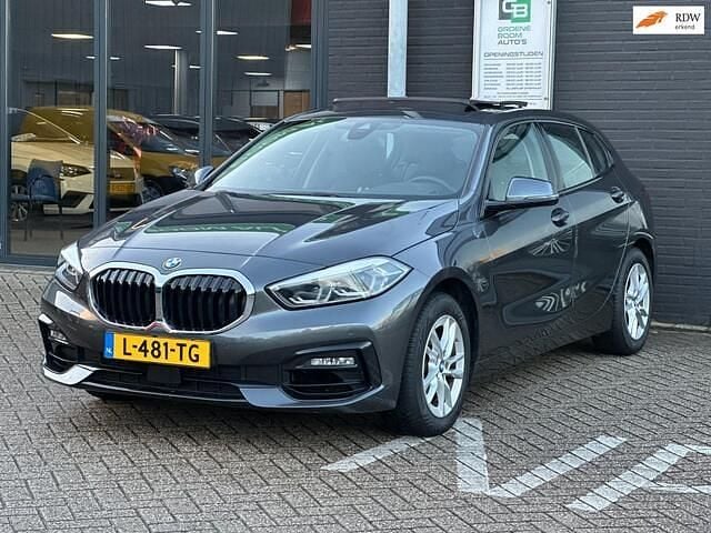 Grijs Gebruikt 2020 BMW 118 Executive Hatchback | € 19.999 (Goede deal) - Afbeelding 1/4