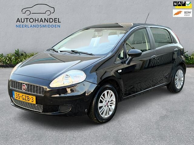 Zwart (metallic) Occasion 2008 Fiat Grande Punto Lusso Hatchback | € 2.950 (Eerlijke prijs) - Afbeelding 1/4