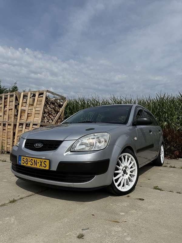 Grijs Gebruikt 2006 Kia Rio MPV | € 2.500 (Iets duurder) - Afbeelding 1/4