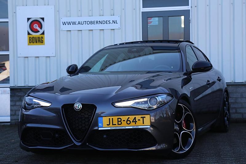 Grijs Gebruikt 2022 Alfa Romeo Giulia Veloce Sedan | € 46.900 (Eerlijke prijs) - Afbeelding 1/4