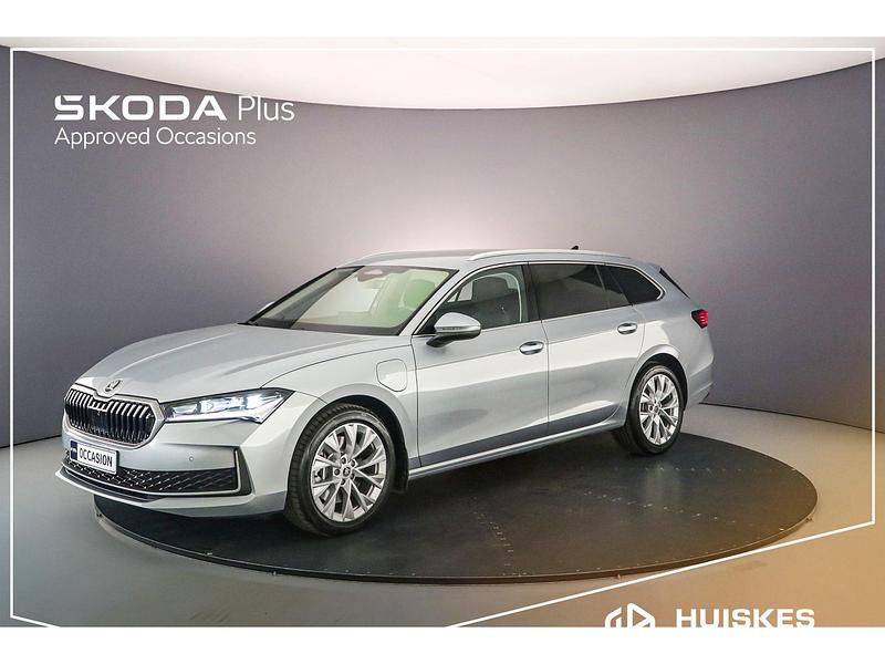 Pebble silver Gebruikt 2024 Skoda Superb Business Line Hatchback | € 44.900 - Afbeelding 1/4