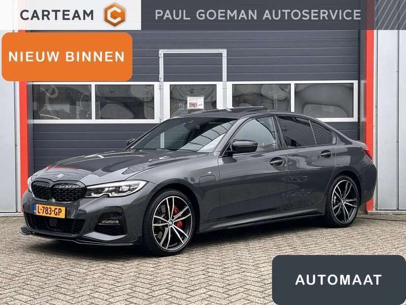 Grijs, metallic lak Gebruikt 2021 BMW 330e M Sport Sedan | € 36.995 (Eerlijke prijs) - Afbeelding 1/4