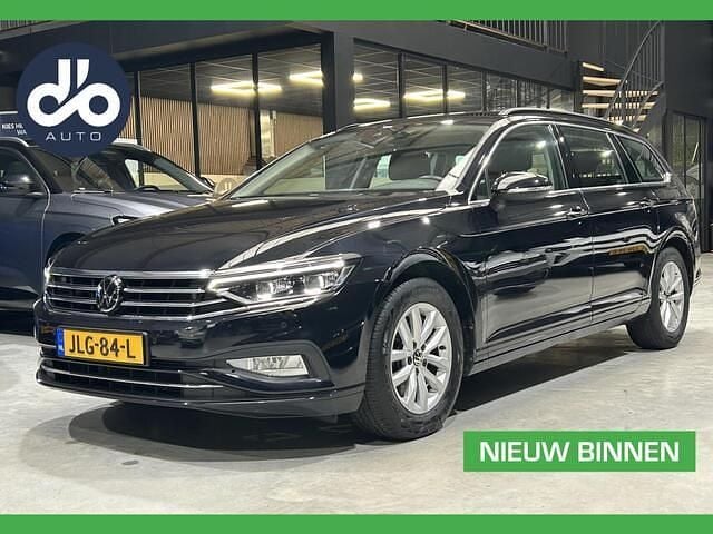 Zwart (metallic) Gebruikt 2022 VW Passat Business Stationwagen | € 24.934 (Goede deal) - Afbeelding 1/4