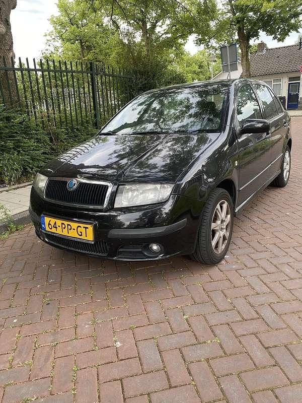 Zwart Occasion 2004 Skoda Fabia Elegance Hatchback | € 1.295 (Eerlijke prijs) - Afbeelding 1/4