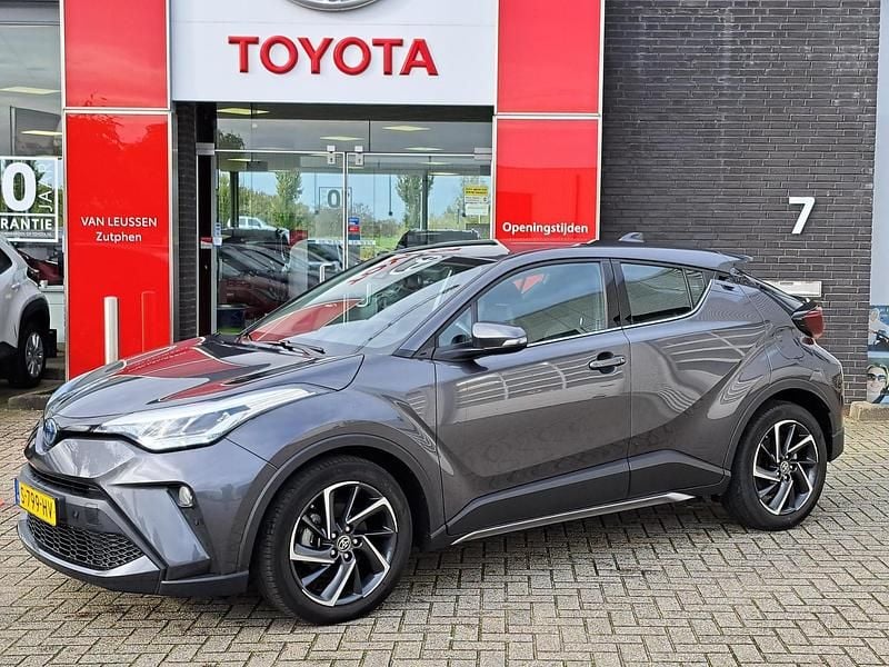 Grijs Gebruikt 2023 Toyota C-HR SUV | € 25.900 (Goede deal) - Afbeelding 1/4