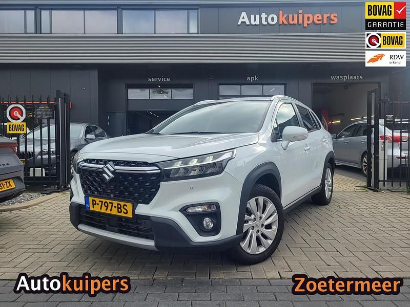 Wit Occasion 2022 Suzuki SX4 S-Cross SUV | € 24.450 (Eerlijke prijs) - Afbeelding 1/4