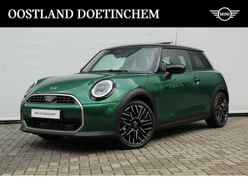 Occasion Mini Cooper Favoured 156 PK (114 kW) 2025 Groen Hatchback