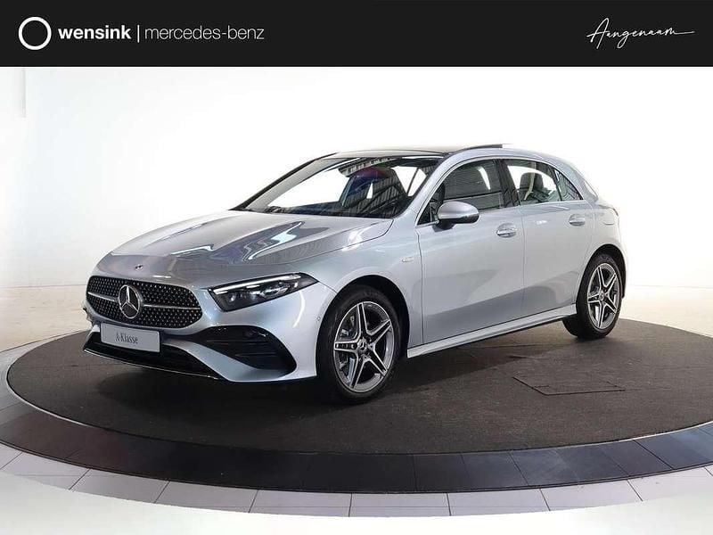 Zilver, metallic lak Gebruikt 2025 Mercedes A250 Business Hatchback | € 46.661 (Duur) - Afbeelding 1/4