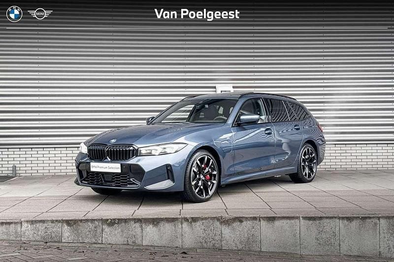 Arctic race blue metallic (blauw metallic) Gebruikt 2024 BMW 330e Comfort Edition Stationwagen | € 55.900 (Eerlijke prijs) - Afbeelding 1/4