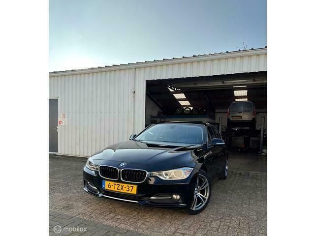 Zwart Gebruikt 2014 BMW 320 Sport Line Sedan | € 13.999 (Eerlijke prijs) - Afbeelding 1/4