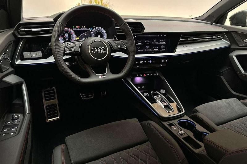 Nieuw Audi A3 S-Line 116 PK (85 kW) 2025 Grijs Sedan