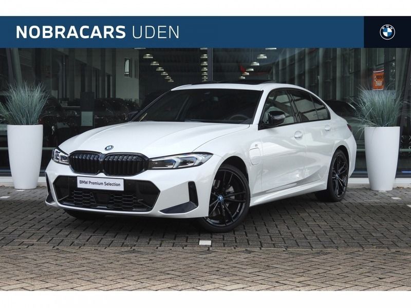 Mineralweiss (licht wit metallic) Gebruikt 2024 BMW 320e Comfort Edition Sedan | € 48.950 (Duur) - Afbeelding 1/4