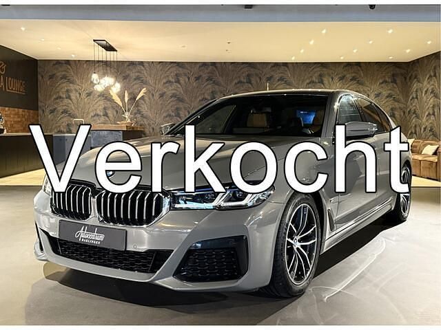 Grijs Gebruikt 2022 BMW 520 M Sport Sedan | € 39.950 (Eerlijke prijs) - Afbeelding 1/4
