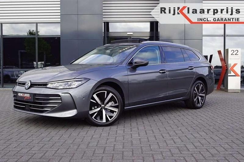 Grijs, metallic lak Gebruikt 2024 VW Passat Business Stationwagen | € 45.750 - Afbeelding 1/4
