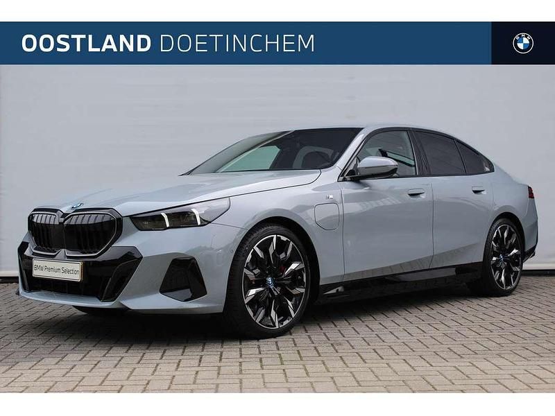 Grijs Gebruikt 2025 BMW 530e M Sport Sedan | € 86.979 - Afbeelding 1/3