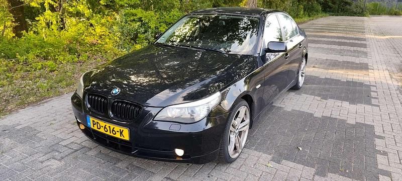 Zwart Gebruikt 2005 BMW 523 Sedan | € 5.000 (Goede deal) - Afbeelding 1/4